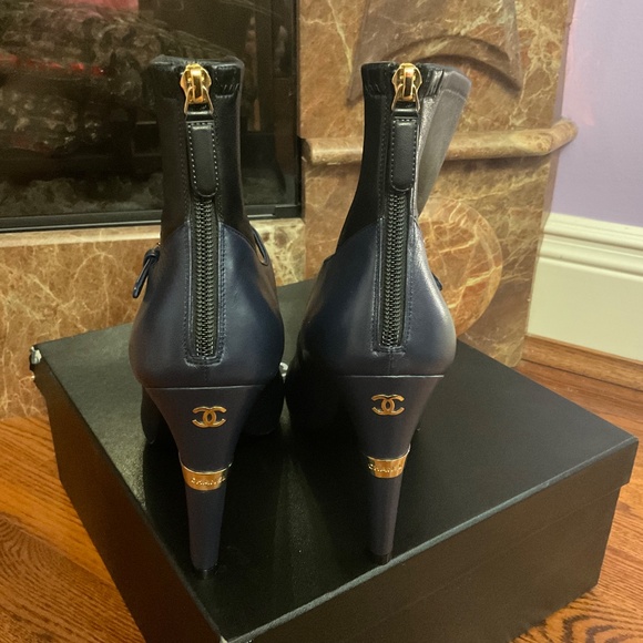 CHANEL NAVY & BLACK PEARL ACENT LAMBSKIN LEATHER HEELED ANKLE BOOTIES !! - Picture 6 of 11